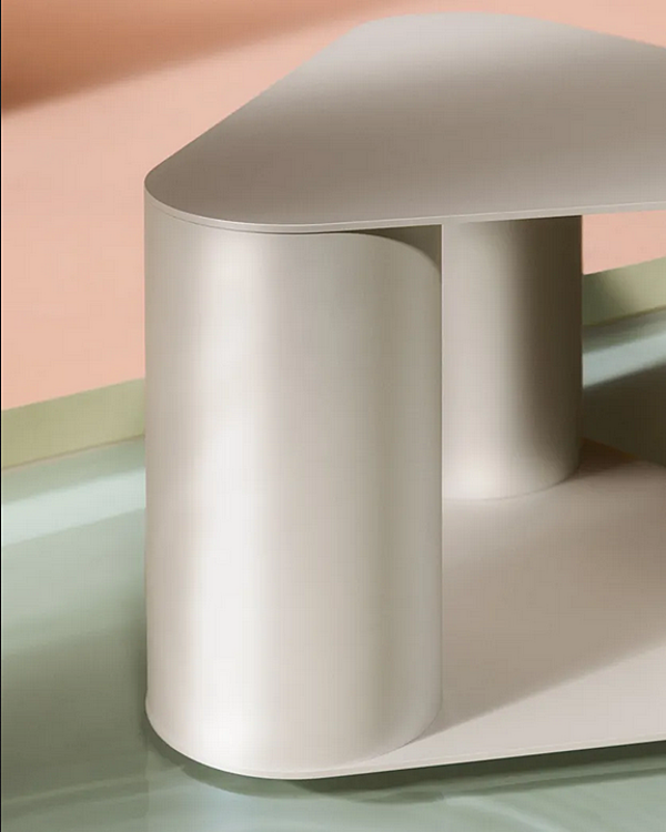 Tavolino da caffè triangolare in metallo Saba Tres fabbrica SABA dall'Italia. Foto №9