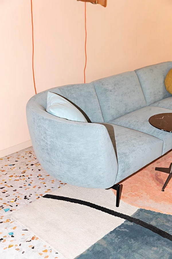 Divano angolare in tessuto con schienale imbottito Saba Rendez Vous fabbrica SABA dall'Italia. Foto №5