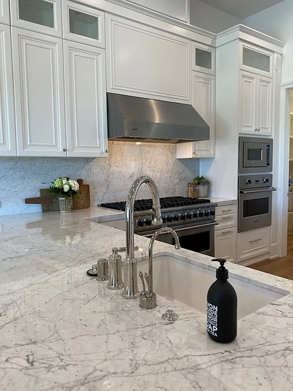 Cucina su misura in legno massello con isola e maniglie Martini Interiors Bakersfield fabbrica MARTINI INTERIORS dall'Italia. Foto №3