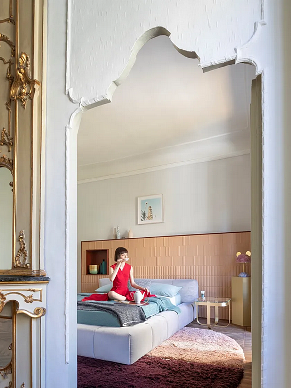 Letto matrimoniale con contenitore in tessuto imbottito Saba Pixel Box Large fabbrica SABA dall'Italia. Foto №9