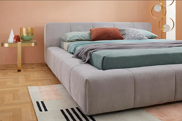 Letto matrimoniale con contenitore in tessuto imbottito Saba Pixel Box Large fabbrica SABA dall'Italia. Foto №3