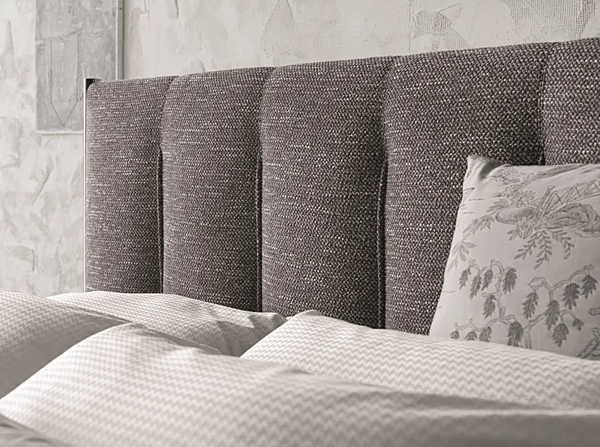 Letto matrimoniale con testata alta in tessuto Koi Flou fabbrica Flou dall'Italia. Foto №5