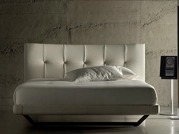 Letto matrimoniale con testata imbottita in pelle POLTRONA FRAU AURORA DUE fabbrica POLTRONA FRAU dall'Italia. Foto №3