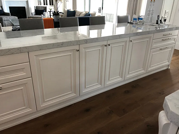 Cucina su misura in legno massello con isola e maniglie Martini Interiors Bakersfield fabbrica MARTINI INTERIORS dall'Italia. Foto №2