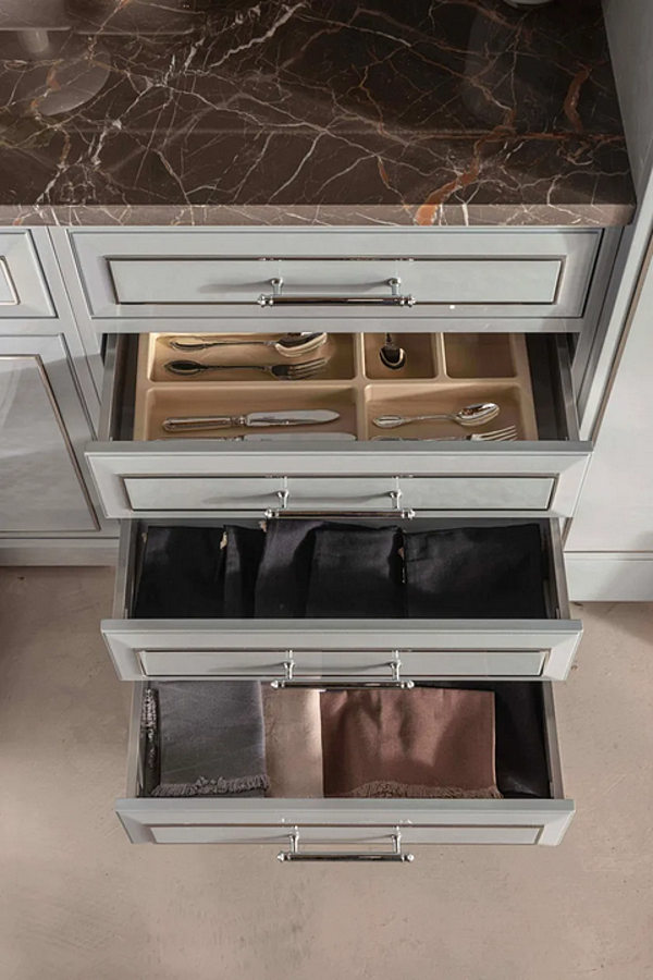 Cucina personalizzata in eucalipto con maniglie e penisola Essenza Numero 5 Martini Interiors fabbrica MARTINI INTERIORS dall'Italia. Foto №5