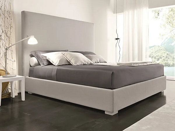 Letto matrimoniale con testiera alta in tessuto Mono Alto Duomo Design fabbrica Duomo Design dall'Italia. Foto №1