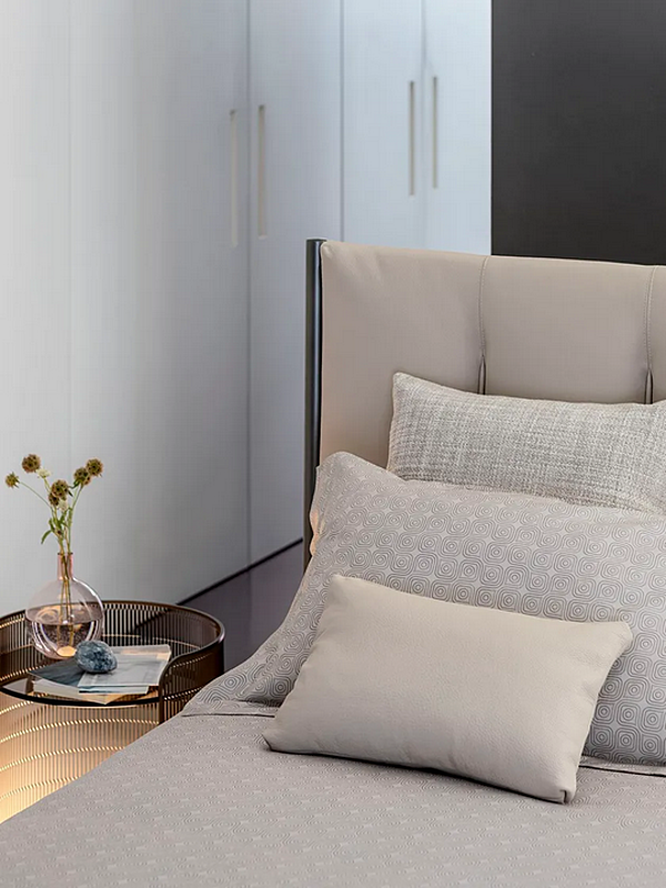 Letto matrimoniale con testata alta in tessuto Koi Flou fabbrica Flou dall'Italia. Foto №8