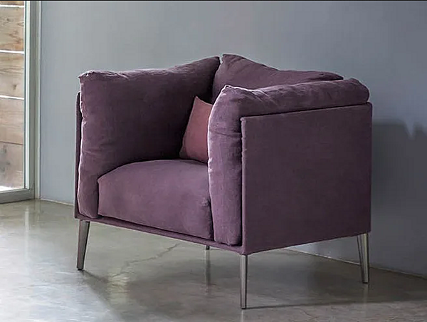 Poltrona imbottita con braccioli Kubi NOVAMOBILI fabbrica NOVAMOBILI dall'Italia. Foto №2