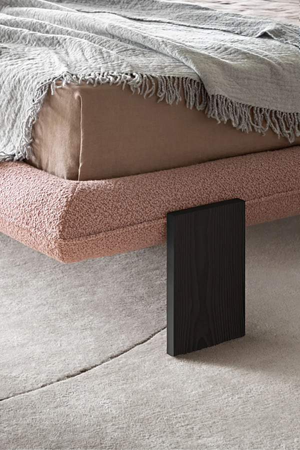 Letto matrimoniale con pannello imbottito in tessuto Wabi Saba fabbrica SABA dall'Italia. Foto №12