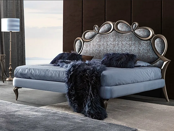 Letto matrimoniale con testata imbottita in tessuto Papillon CORTEZARI fabbrica CORTE ZARI dall'Italia. Foto №1