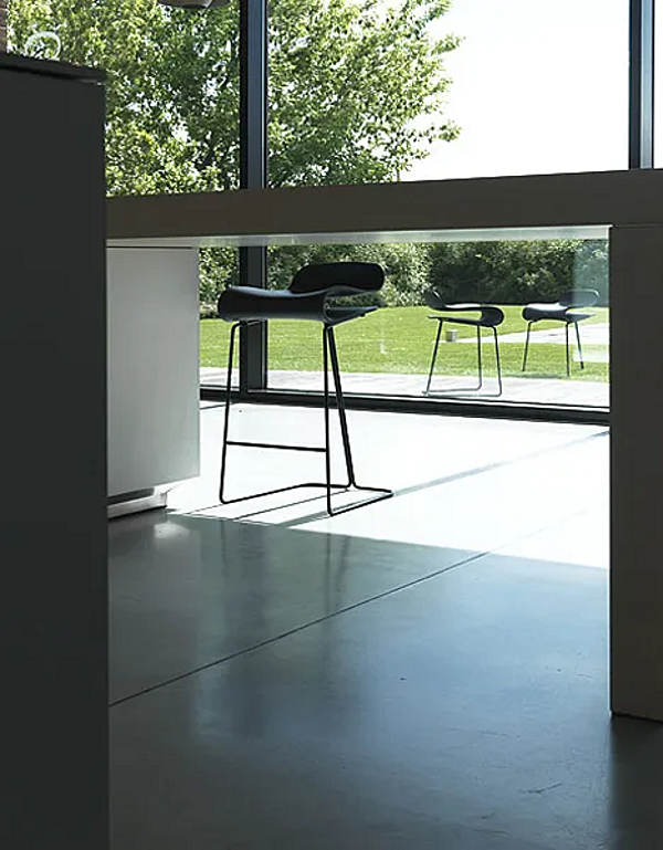 Sgabello in materiale sintetico con base a slitta Kristalia BCN fabbrica Kristalia dall'Italia. Foto №3