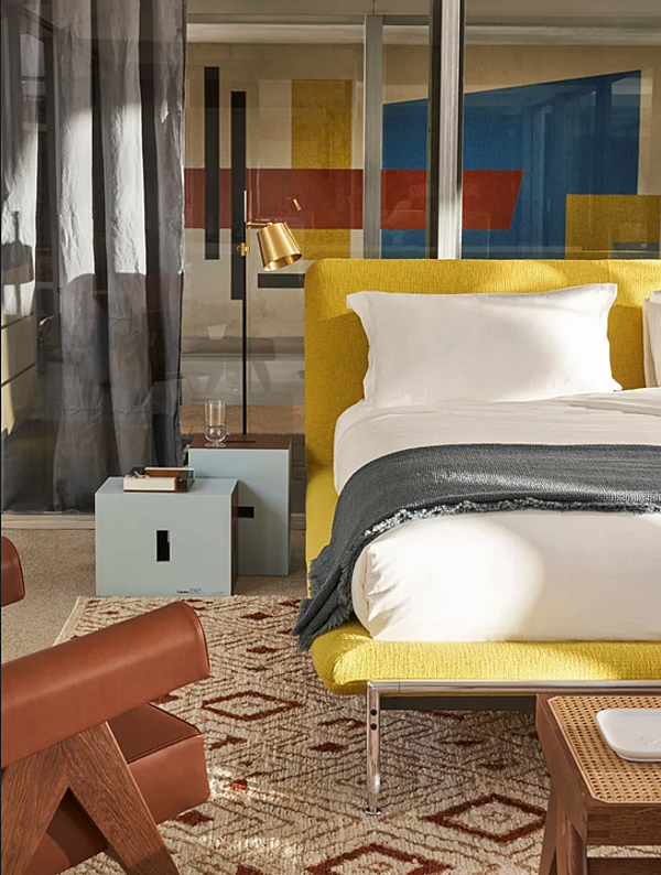 Letto matrimoniale con testata imbottita in tessuto CASSINA Esosoft fabbrica CASSINA dall'Italia. Foto №4