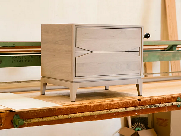 Tavolino da notte in legno massello con cassetti DALE M 631 fabbrica DALE dall'Italia. Foto №5