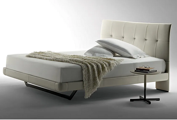 Letto matrimoniale con testata imbottita in pelle POLTRONA FRAU AURORA DUE fabbrica POLTRONA FRAU dall'Italia. Foto №6