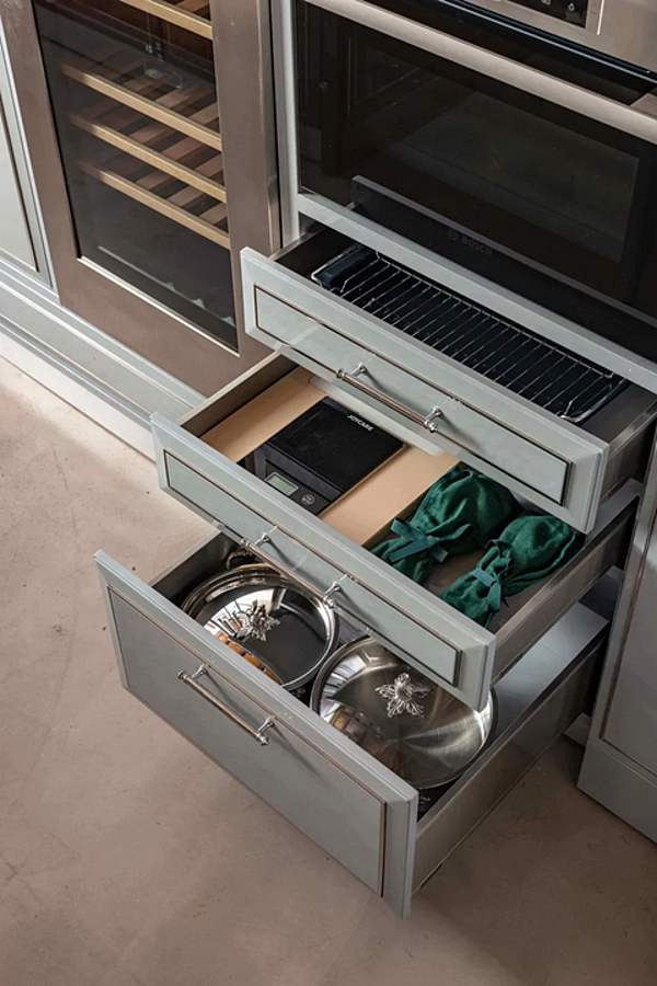 Cucina personalizzata in eucalipto con maniglie e penisola Essenza Numero 5 Martini Interiors fabbrica MARTINI INTERIORS dall'Italia. Foto №9