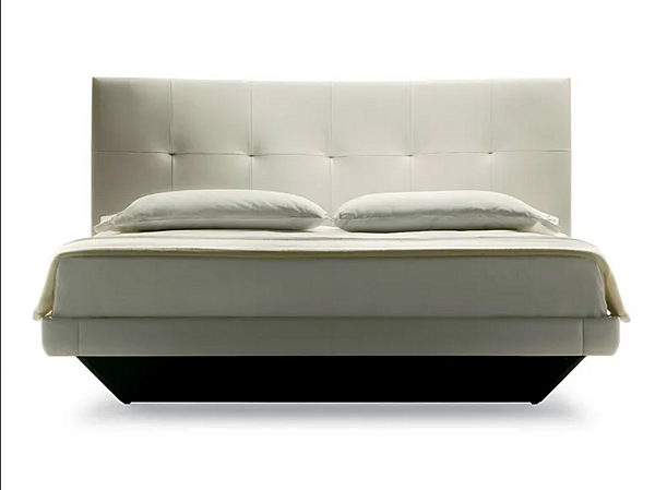 Letto matrimoniale con testata imbottita in pelle POLTRONA FRAU AURORA DUE fabbrica POLTRONA FRAU dall'Italia. Foto №1