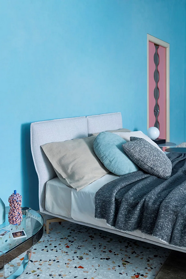 Letto matrimoniale in tessuto con testiera imbottita Saba Avant Apres fabbrica SABA dall'Italia. Foto №5