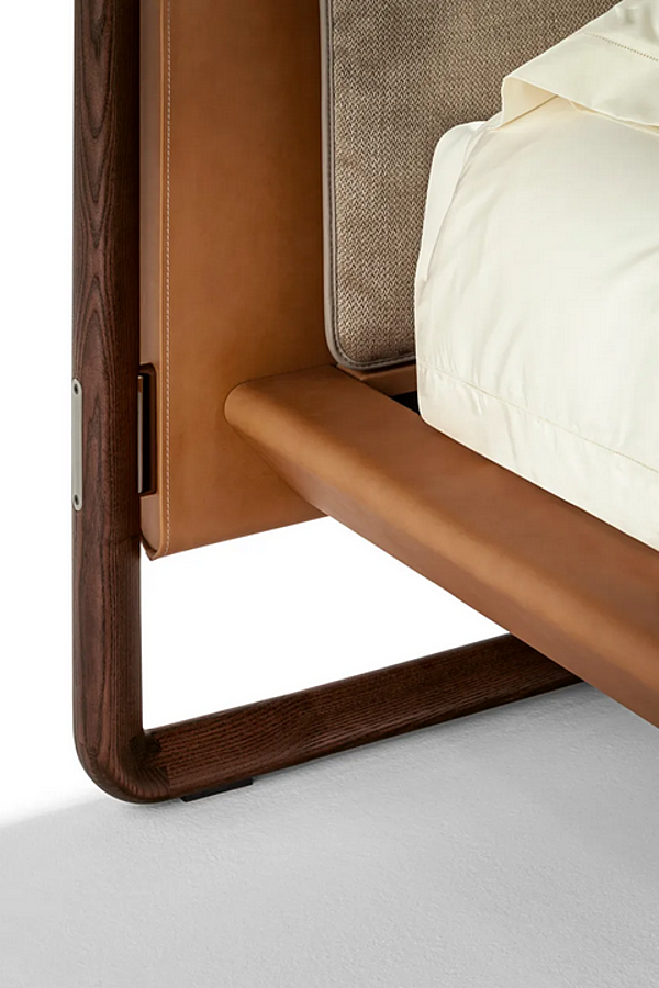 Letto matrimoniale in pelle con testata imbottita in tessuto POLTRONA FRAU Volare Due fabbrica POLTRONA FRAU dall'Italia. Foto №7