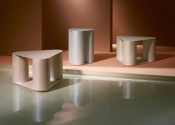 Tavolino da caffè triangolare in metallo Saba Tres fabbrica SABA dall'Italia. Foto №6