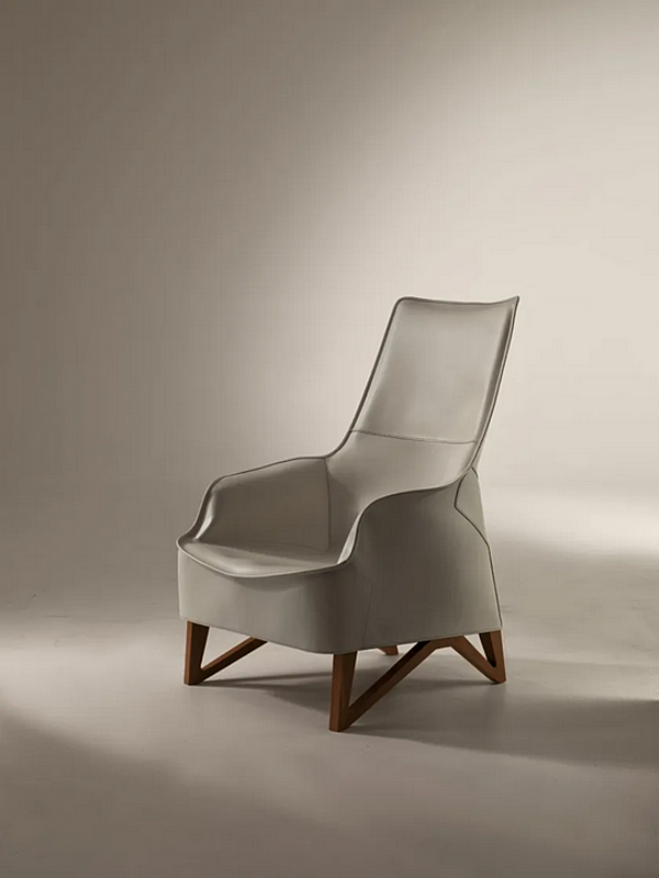 Poltrona in pelle conciata con poggiatesta Mobius GIORGETTI fabbrica GIORGETTI dall'Italia. Foto №3