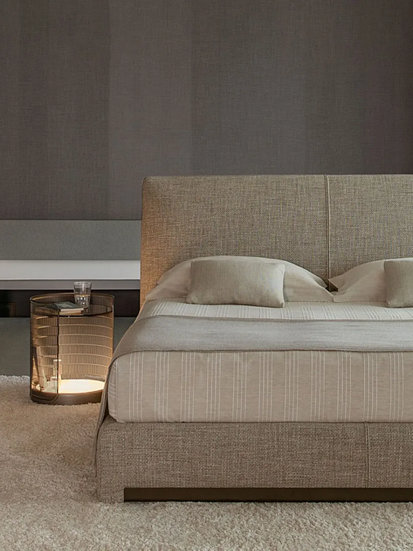 Letto matrimoniale con testata imbottita in tessuto Flou Atelierm fabbrica Flou dall'Italia. Foto №12