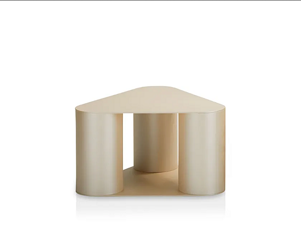 Tavolino da caffè triangolare in metallo Saba Tres fabbrica SABA dall'Italia. Foto №4