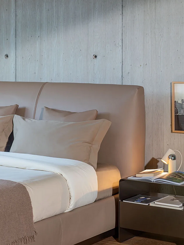 Letto matrimoniale con testata imbottita in tessuto Flou Atelierm fabbrica Flou dall'Italia. Foto №5