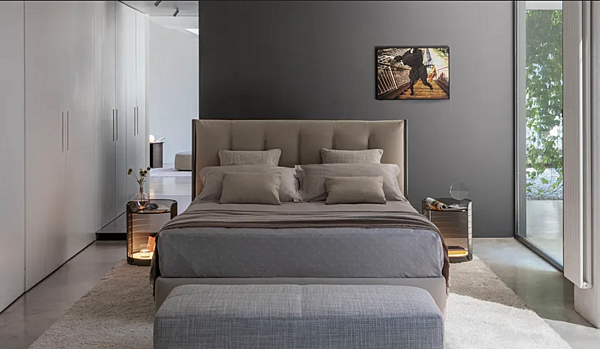 Letto matrimoniale con testata alta in tessuto Koi Flou fabbrica Flou dall'Italia. Foto №2