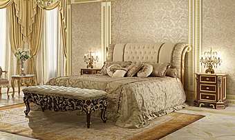 Camera da letto classica in finitura noce scuro con rivestimento in tessuto beige intarsiato e dorato fabbrica MODENESE GASTONE dall'Italia