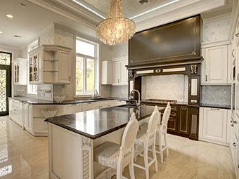 Cucina in legno personalizzata con isola Tosca Martini Interiors fabbrica MARTINI INTERIORS dall'Italia