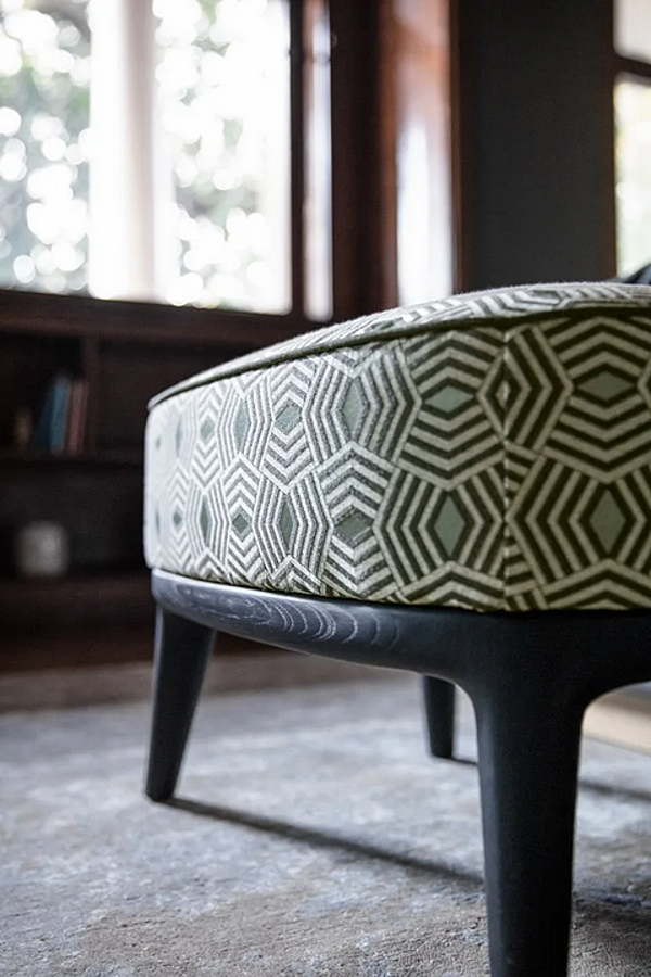 Pouf con gambe in legno Freddy OPERA CONTEMPORARY 49034 fabbrica OPERA CONTEMPORARY dall'Italia. Foto №4