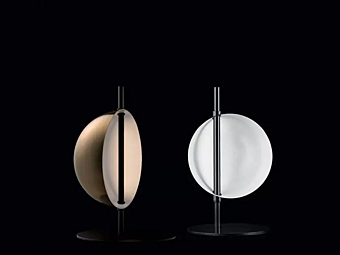 Lampada da tavolo in metallo LED a bassa tensione Superluna 297 Oluce fabbrica Oluce dall'Italia