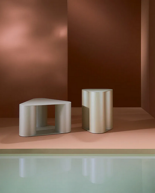 Tavolino da caffè triangolare in metallo Saba Tres fabbrica SABA dall'Italia. Foto №7