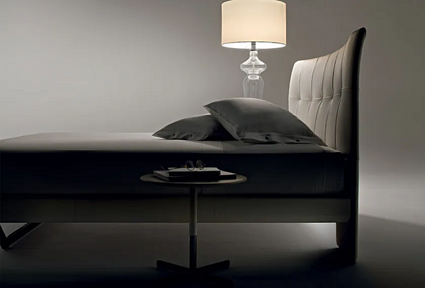 Letto matrimoniale con testata imbottita in pelle POLTRONA FRAU AURORA DUE fabbrica POLTRONA FRAU dall'Italia. Foto №4