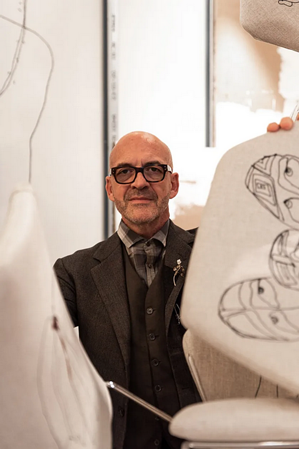 Sedia in tessuto con braccioli base a slitta Saba collezione New York by Marras fabbrica SABA dall'Italia. Foto №9