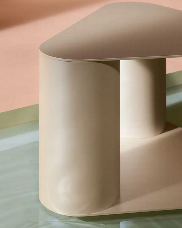 Tavolino da caffè triangolare in metallo Saba Tres fabbrica SABA dall'Italia. Foto №8