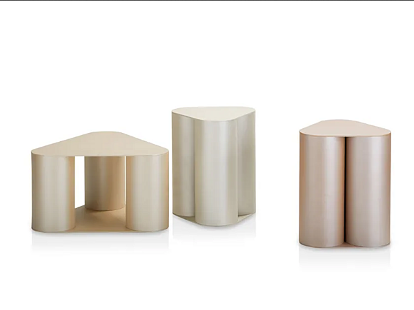 Tavolino da caffè triangolare in metallo Saba Tres fabbrica SABA dall'Italia. Foto №1