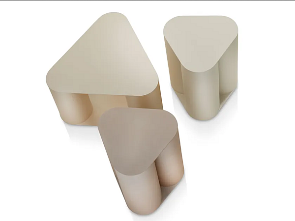 Tavolino da caffè triangolare in metallo Saba Tres fabbrica SABA dall'Italia. Foto №2