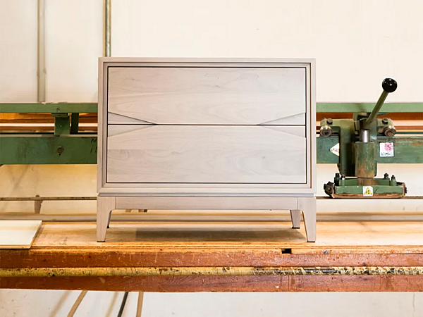 Tavolino da notte in legno massello con cassetti DALE M 631 fabbrica DALE dall'Italia. Foto №4