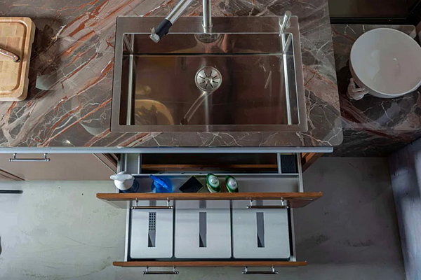 Cucina personalizzata in eucalipto con maniglie e penisola Essenza Numero 5 Martini Interiors fabbrica MARTINI INTERIORS dall'Italia. Foto №2
