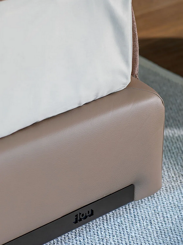 Letto matrimoniale con testata imbottita in tessuto Flou Atelierm fabbrica Flou dall'Italia. Foto №4