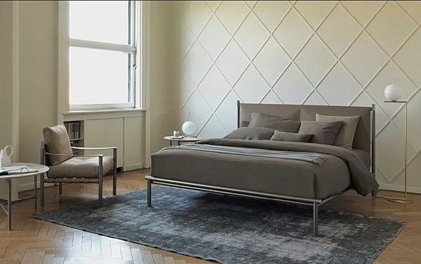 Letto matrimoniale con testata imbottita in tessuto IKO Flou fabbrica Flou dall'Italia. Foto №6