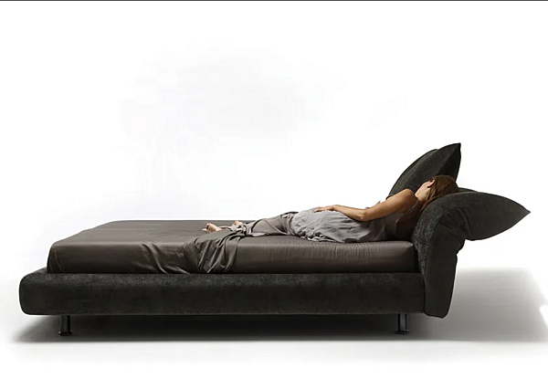 Letto matrimoniale con testiera imbottita in tessuto Edra Stand By Me STM011 fabbrica EDRA dall'Italia. Foto №7