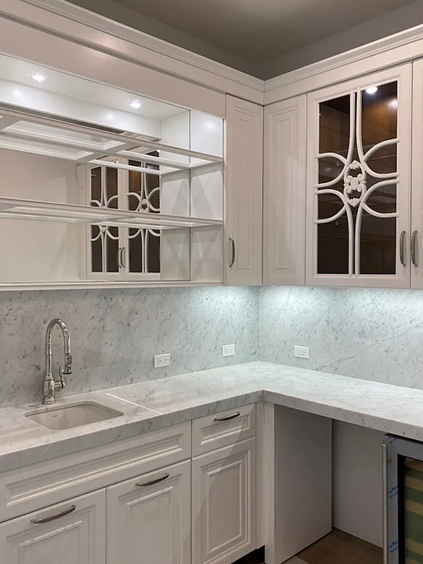 Cucina su misura in legno massello con isola e maniglie Martini Interiors Bakersfield fabbrica MARTINI INTERIORS dall'Italia. Foto №7