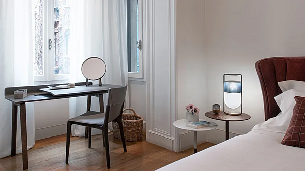 Scrivania segretaria in legno massello con piano in pelle POLTRONA FRAU IREN fabbrica POLTRONA FRAU dall'Italia. Foto №4