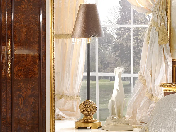 Lampada da terra in pelle sintetica A.R. Arredamenti Grand Royal L.95 + P.36 fabbrica A.R.ARREDAMENTI SRL dall'Italia. Foto №1