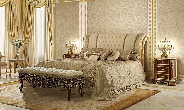 Camera da letto classica in finitura noce scuro con rivestimento in tessuto beige intarsiato e dorato fabbrica MODENESE GASTONE dall'Italia. Foto №1
