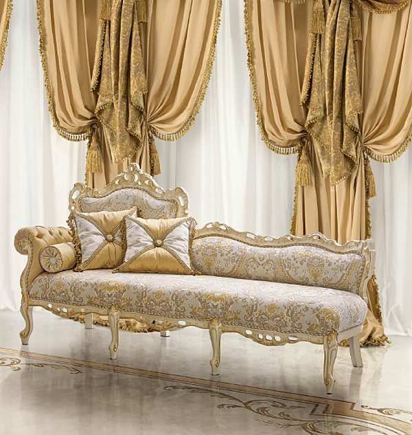 Camera da letto classica in finitura chiara con verniciatura e doratura nel rivestimento in tessuto fabbrica MODENESE GASTONE dall'Italia. Foto №5