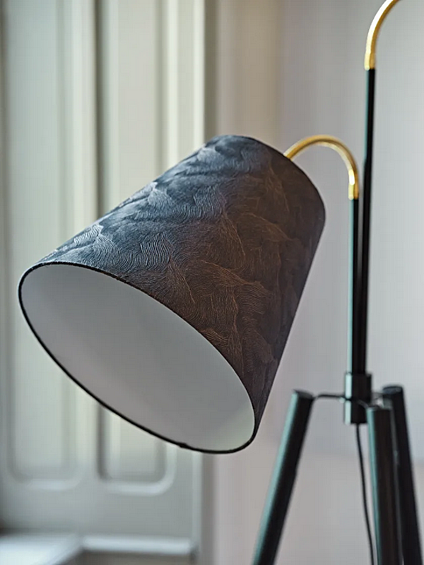 Lampada da terra in frassino LED con treppiede Black Tie fabbrica Black Tie dall'Italia. Foto №5