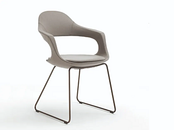 Sedia in pelle con base a slitta Enrico Pellizzoni Frenchkiss Sedia in pelle con base a slitta Enrico Pellizzoni Frenchkiss fabbrica ENRICO PELLIZZONI dall'Italia